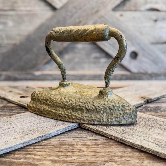 Vintage Cast Iron Sad Iron/Clothing Iron-Gold Finish-Swirl Handle-Shabby Chic - Picture 7 of 8